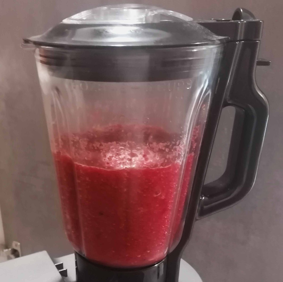 MikeKocht's tweet photo. #Suppen #Twooking bei 30°? Geht doch, wenn die Suppe KALT ist!
#Gazpacho wieder in rot. Aber OHNE #Paradeiser (#Tomaten), dafür mit #Rohnen (rote Rüben, rote Bete)
Anders aber ganz fein. Solltet ihr probieren!
https://t.co/apbNreaAeO https://t.co/bnO38Xvbk2