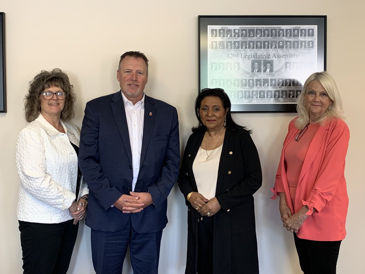 LenIsleifson's tweet photo. Thank you to Rita Chahal (Executive Director), Marian Goldstone (Westman Manager)and Susan Spiripoulos (MDAM Facilitator)from Mood Disorders Association of Manitoba for the visit today. #helpingpeoplehelpthemselves #MDAM https://t.co/yqncoTyGK1