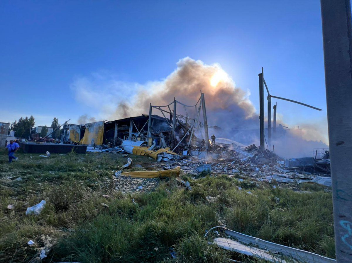 MixShop81065230's tweet photo. 19:30 10 dead and more than 40 people were wounded and injured - this is the situation in Kremenchuk as a result of rocket attacks at present
#Kremenchuk #StopRussia #Ukraine #Warzone #Kyiv #StopWar https://t.co/ds58F9G3Hb