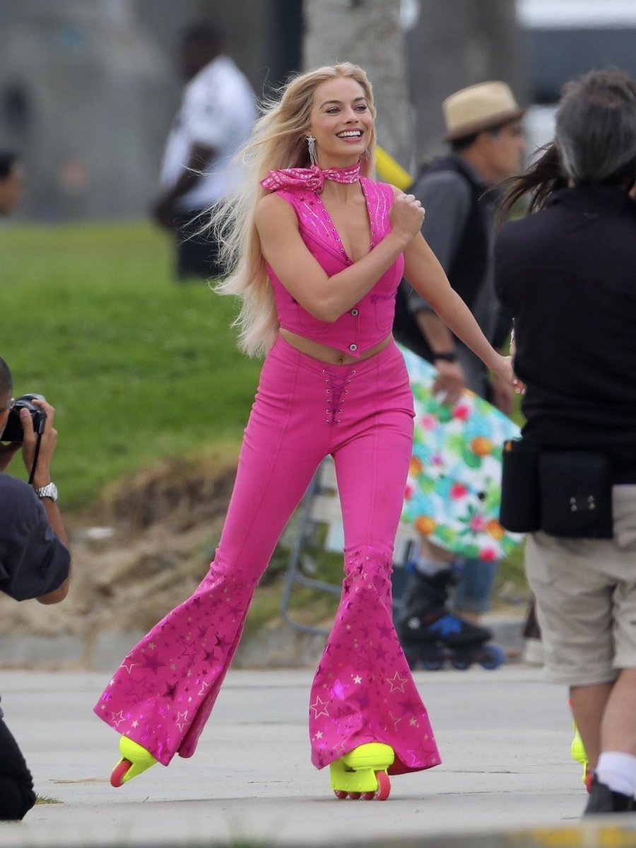 infamousmargot's tweet photo. margot robbie skating in her films is something very personal to me https://t.co/wLS1k86u0z