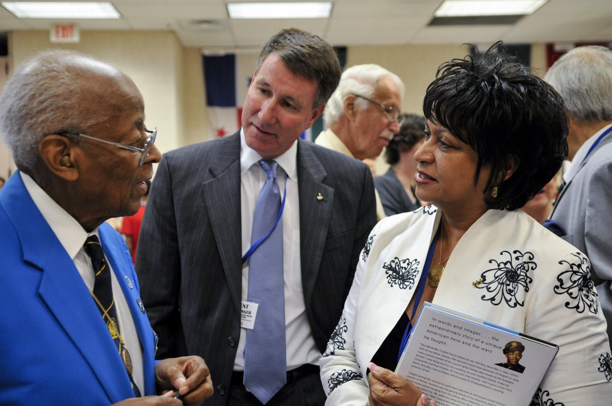 ChallengerCtr's tweet photo. Lt. Col. Alexander Jefferson, a member of the #TuskegeeAirmen during WWII, passed away at the age of 100. A friend of Challenger Center, he shared his inspiring story with us during our annual meeting in 2012 #ThankYouForYourService #BlackPilots #Aviation #AviatorsOfColor https://t.co/Jji1yCbOEX