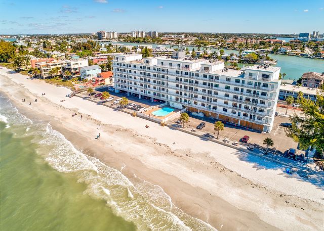 ResortRentalsUS's tweet photo. ☀️ Sunset Chateau 506 condo is located in the popular Sunset Beach neighborhood of Treasure Island. It has 1-bedroom, 1-bath and striking views of the Gulf of Mexico! https://t.co/2kDiCfNnmI #ResortRentals #TreasureIsland #TreasureIslandBeachVacation #July4thGetaways #July4th https://t.co/zN2D1bXBka