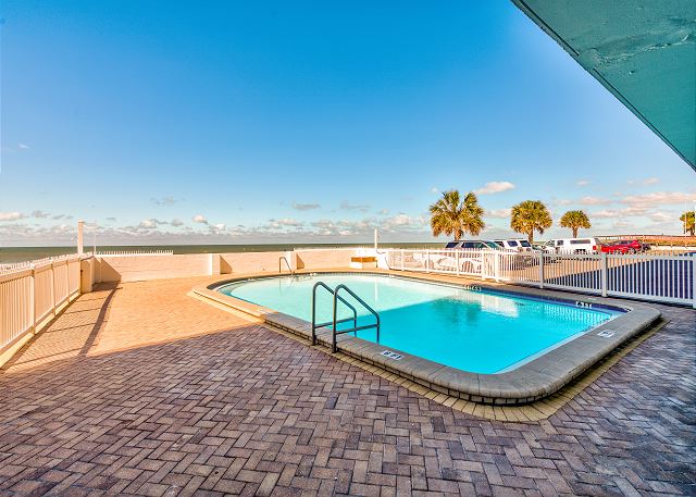ResortRentalsUS's tweet photo. ☀️ Sunset Chateau 506 condo is located in the popular Sunset Beach neighborhood of Treasure Island. It has 1-bedroom, 1-bath and striking views of the Gulf of Mexico! https://t.co/2kDiCfNnmI #ResortRentals #TreasureIsland #TreasureIslandBeachVacation #July4thGetaways #July4th https://t.co/zN2D1bXBka