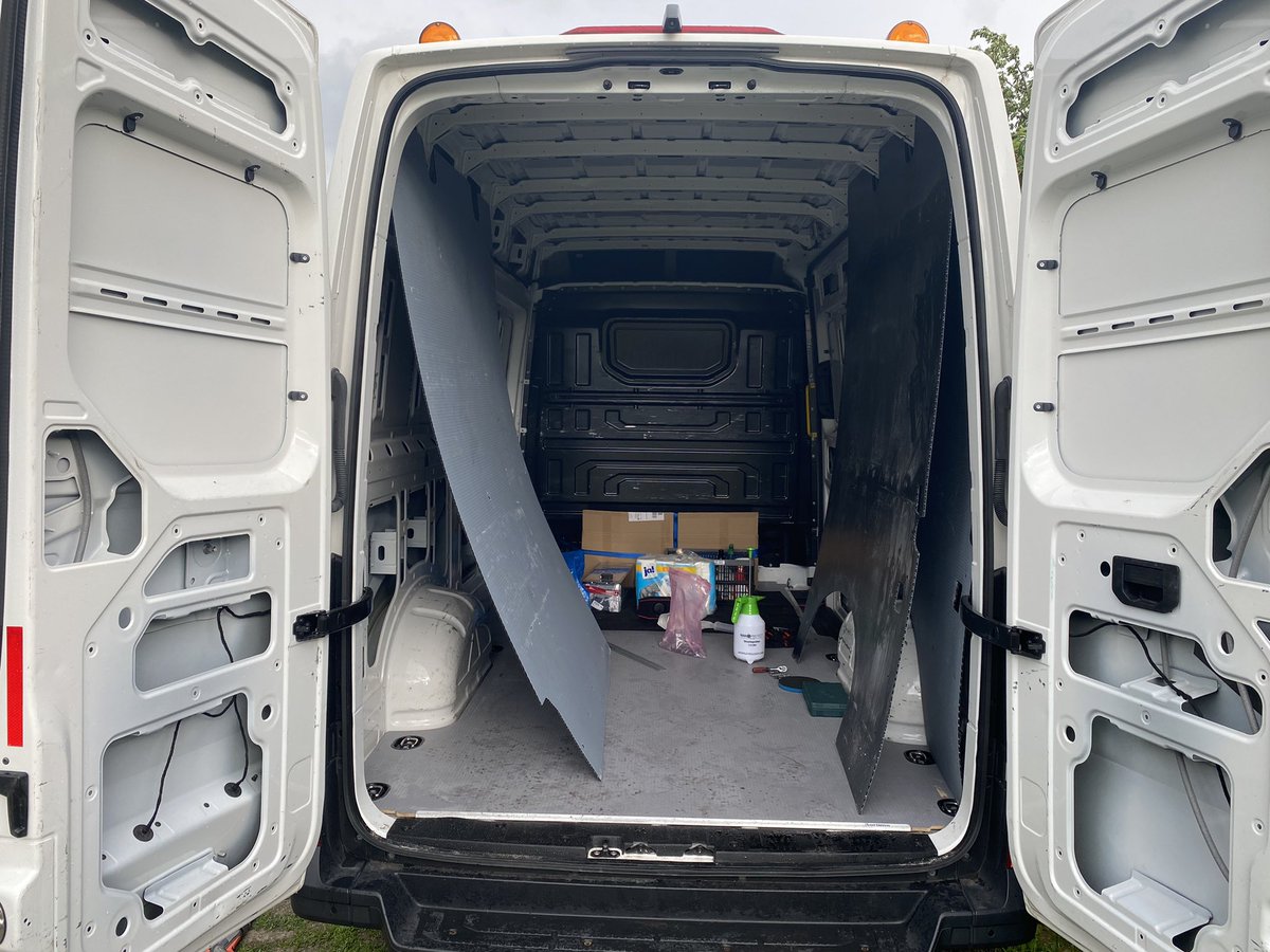 FlashVanBTC's tweet photo. Einmal komplett abgeknetet von außen und alle Wände entfernt. Standheizung mit Boiler kam heute auch schon 🙃 https://t.co/qvheqWf1ih