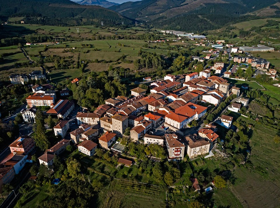 aiaraldeatur's tweet photo. El municipio de Artziniega se ubica en el extremo nor-occidental de la comarca, siendo el municipio más pequeño. ✔️Aún conserva su asentamiento medieval, del que da buena muestra su Casco Histórico ¿A que esperas para conocerlo?
#Aiaraturismoa  #Artziniega  #Araba #Visiteuskadi https://t.co/xIo9RDCZCc