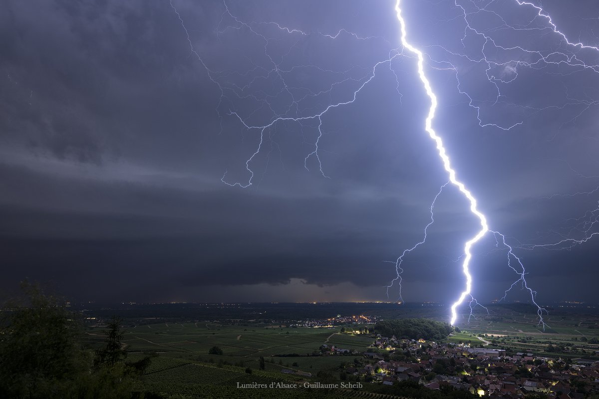 Spectaculaire extranuageux photographié dans la plaine du #HautRhin #Alsace la nuit dernière, par Guillaume Scheib. Distance estimée à 1500 m. #foudre #orage 