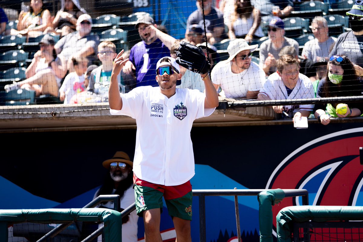 MarshallOfMLB's tweet image. Had hella fun at the All-Star Classic went 1-2 and our team brought home the hardware 🗣🏆 The dub was nice but the camaraderie between players &amp;amp; community was POWERFUL 💯 Seattle really is blessed to have such humble superstars ✨ @dkm14 + team thanks for having me🤘🏽🖤🚀