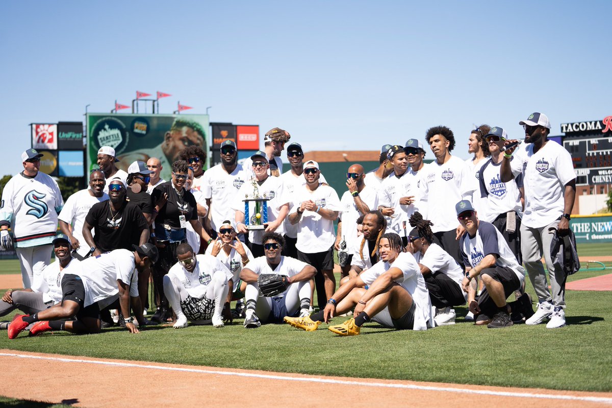 MarshallOfMLB's tweet image. Had hella fun at the All-Star Classic went 1-2 and our team brought home the hardware 🗣🏆 The dub was nice but the camaraderie between players &amp;amp; community was POWERFUL 💯 Seattle really is blessed to have such humble superstars ✨ @dkm14 + team thanks for having me🤘🏽🖤🚀