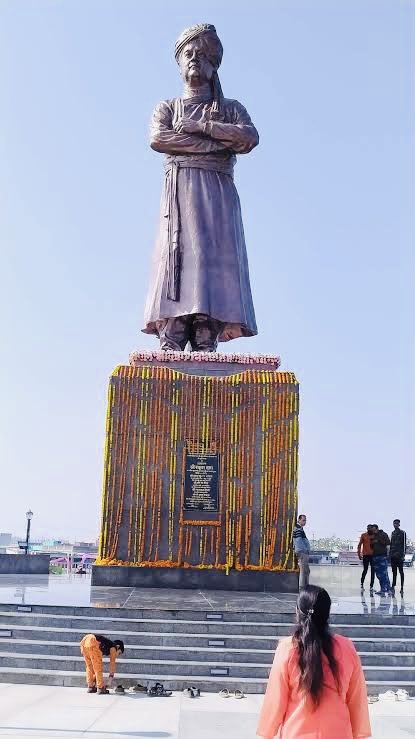 CS_Sukriti's tweet photo. 33 Feet Voluminous Statue of Swami Vivekananda situated in the heart of Ranchi in Bada Talab gives a stupendous &amp; amazing view..!!!❤️😎🌸☺️

#Ranchi #SwamiVivekananda #Proud https://t.co/ROu3ILjf4q