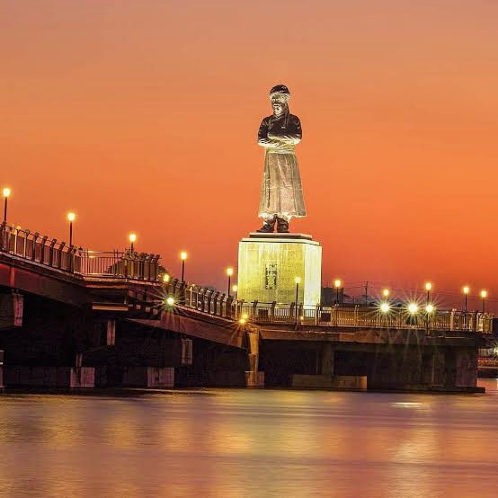 CS_Sukriti's tweet photo. 33 Feet Voluminous Statue of Swami Vivekananda situated in the heart of Ranchi in Bada Talab gives a stupendous &amp; amazing view..!!!❤️😎🌸☺️

#Ranchi #SwamiVivekananda #Proud https://t.co/ROu3ILjf4q