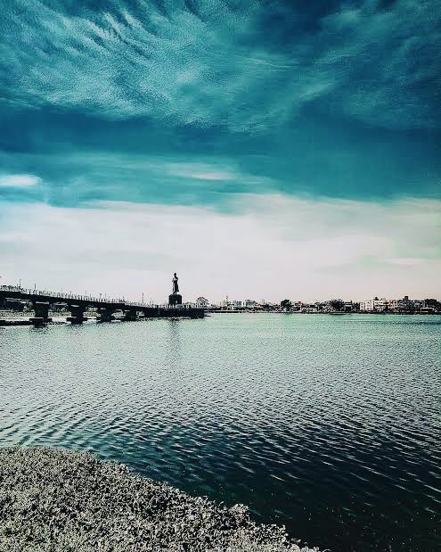 CS_Sukriti's tweet photo. 33 Feet Voluminous Statue of Swami Vivekananda situated in the heart of Ranchi in Bada Talab gives a stupendous &amp; amazing view..!!!❤️😎🌸☺️

#Ranchi #SwamiVivekananda #Proud https://t.co/ROu3ILjf4q