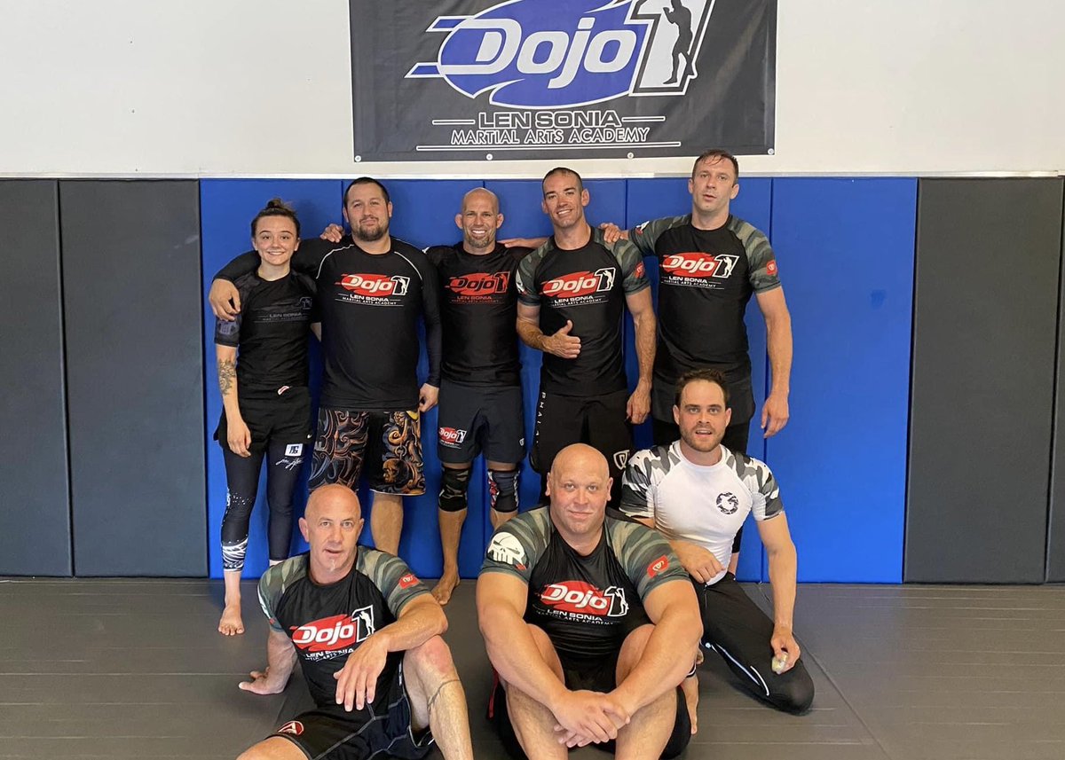 TLMAjiujitsu's tweet photo. Starting the week off right. 

#thinlinemartialarts #copswhotrain #copjitsu #makeitmandatory #jiujitsu #jiujitsufiveo #jiujitsulifestyle #bjjmakeitmandatory #bjjlifestyle #bjj #defensivetactics #thinblueline #policebjj https://t.co/dOcXSKNBFH