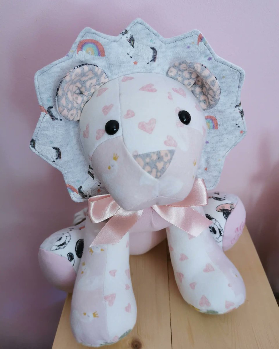ktkatkreations's tweet photo. 🥰 Beautiful keepsake lion made from precious 1st baby clothes ❤️ https://t.co/4JAN7rE1kX