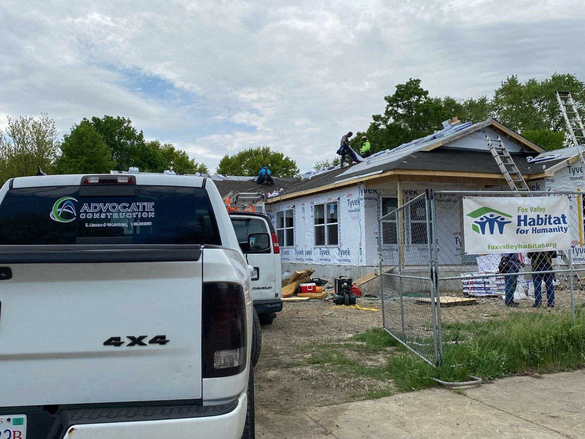 AdvocateRoofing's tweet photo. It was a pleasure working with @Habitat_org to build this home for a family in Aurora, #illinois. Habitat for Humanity works hard create a world where everyone has a decent place to live &amp; we are proud to help support their mission. 

#GiveBack #givingbacktothecommunity https://t.co/aYK53UiKvb