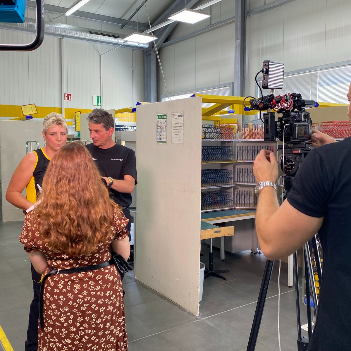 "Durch unsere Adern fließt gelbes Blut." Thomas und Melanie Seidl aus Nittendorf haben sich 1991 bei der <a href="/DeutschePostDHL/">Deutsche Post und DHL News</a> kennen und lieben gelernt. Auch die beiden Söhne arbeiten nun beim gelben Riesen. <a href="/tvaktuell/">TVA Ostbayern</a> hat die Familie Seidl in ihrem Post-Alltag begleitet. #dhl 💛💛