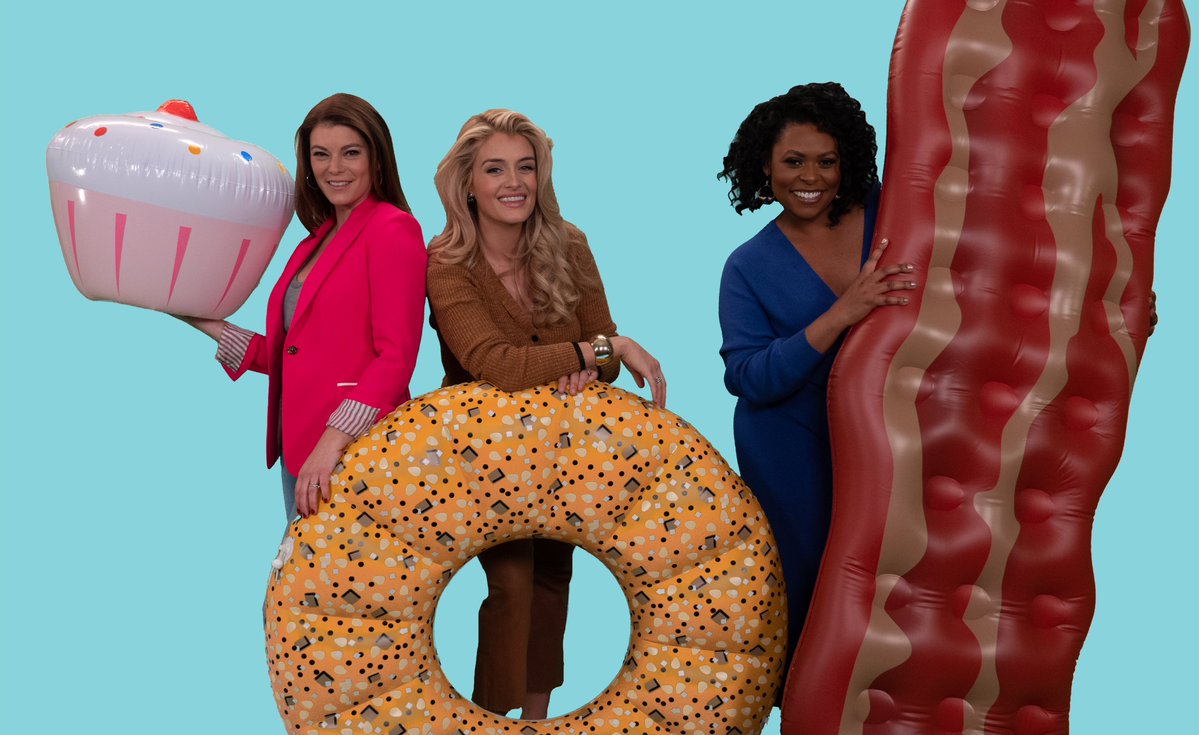 JuryDutyPresent's tweet photo. Good food, good friends and good dishes are on their way! 🧁 🥯 🥓 Join hosts @DaphneOz, @gailsimmons, and @ChefJamika for the inside scoop on everything from tasty recipes to celebrity chats on @TheGoodDishTV, coming to Freevee 7/1. https://t.co/RUw9Fzxad0