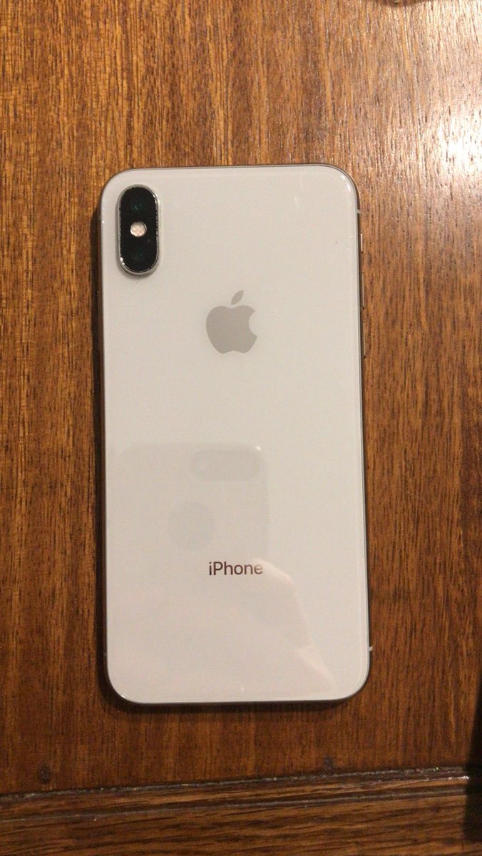 julaafernandezz's tweet photo. Vendo mi iPhone X de 256 gb 75% batería. No está roto, es el vidrio templado https://t.co/x8H6LVjZJF