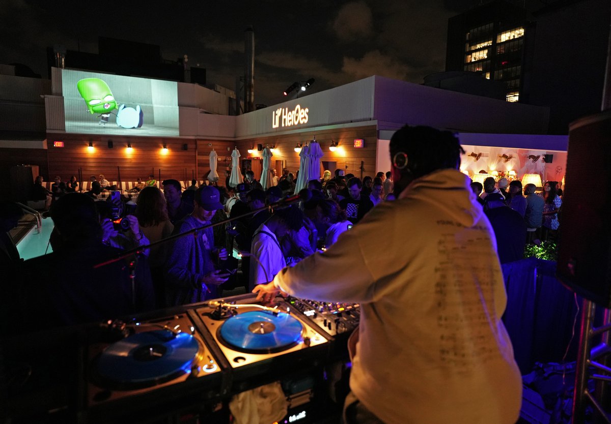 LilHeroesNFT's tweet photo. Can you say EPIC? This is what happens when you bring a strong community together around a strong project and mission 💪 
@questlove @sohohouse @LilHeroesNFT @plansartstudio https://t.co/mf3wioXSJ2