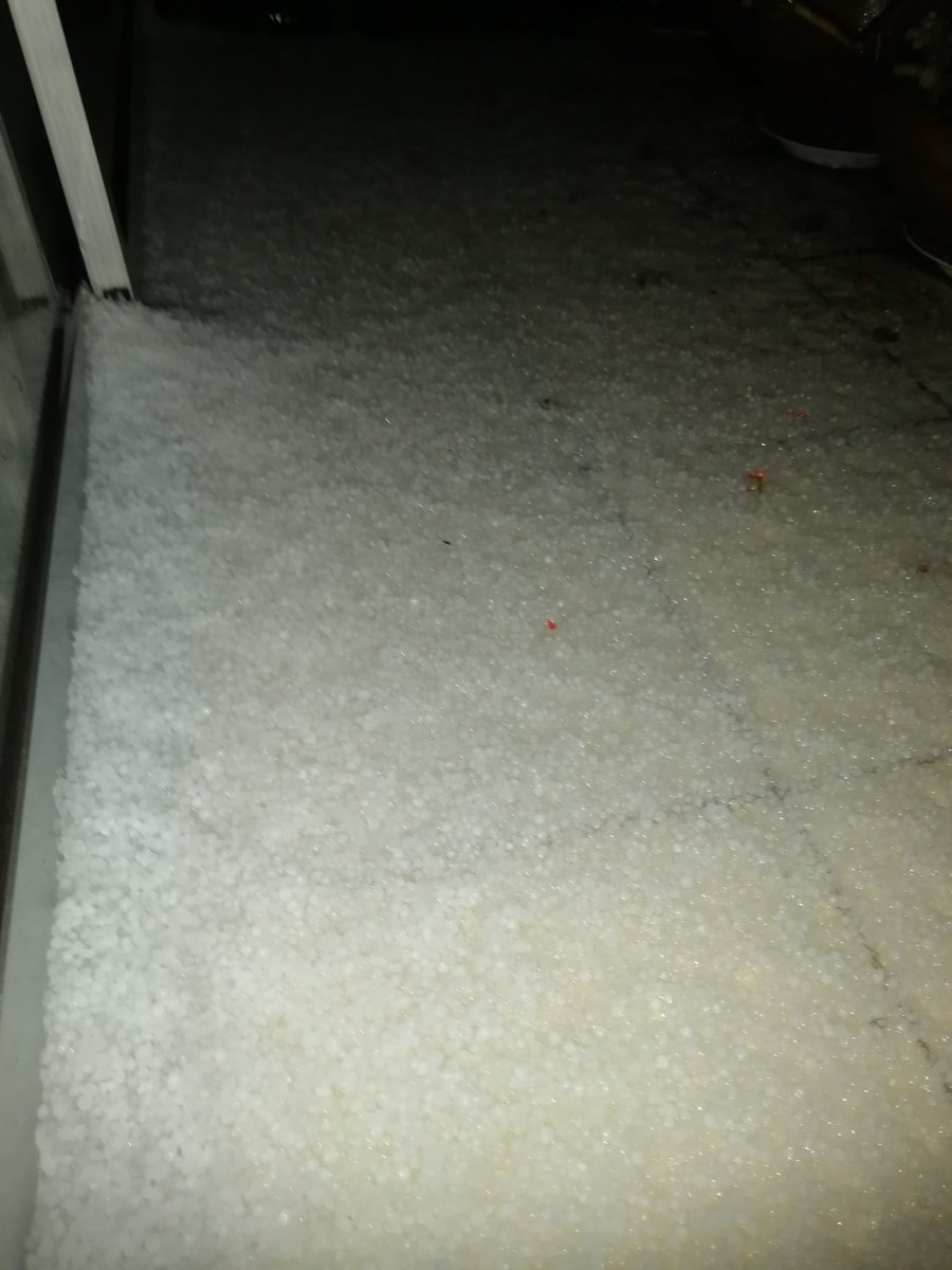 garayabonich's tweet photo. @Bomba_Decima @felipevivancon 10 minutos de granizo en Peñalolén https://t.co/rZMDXTHUYM