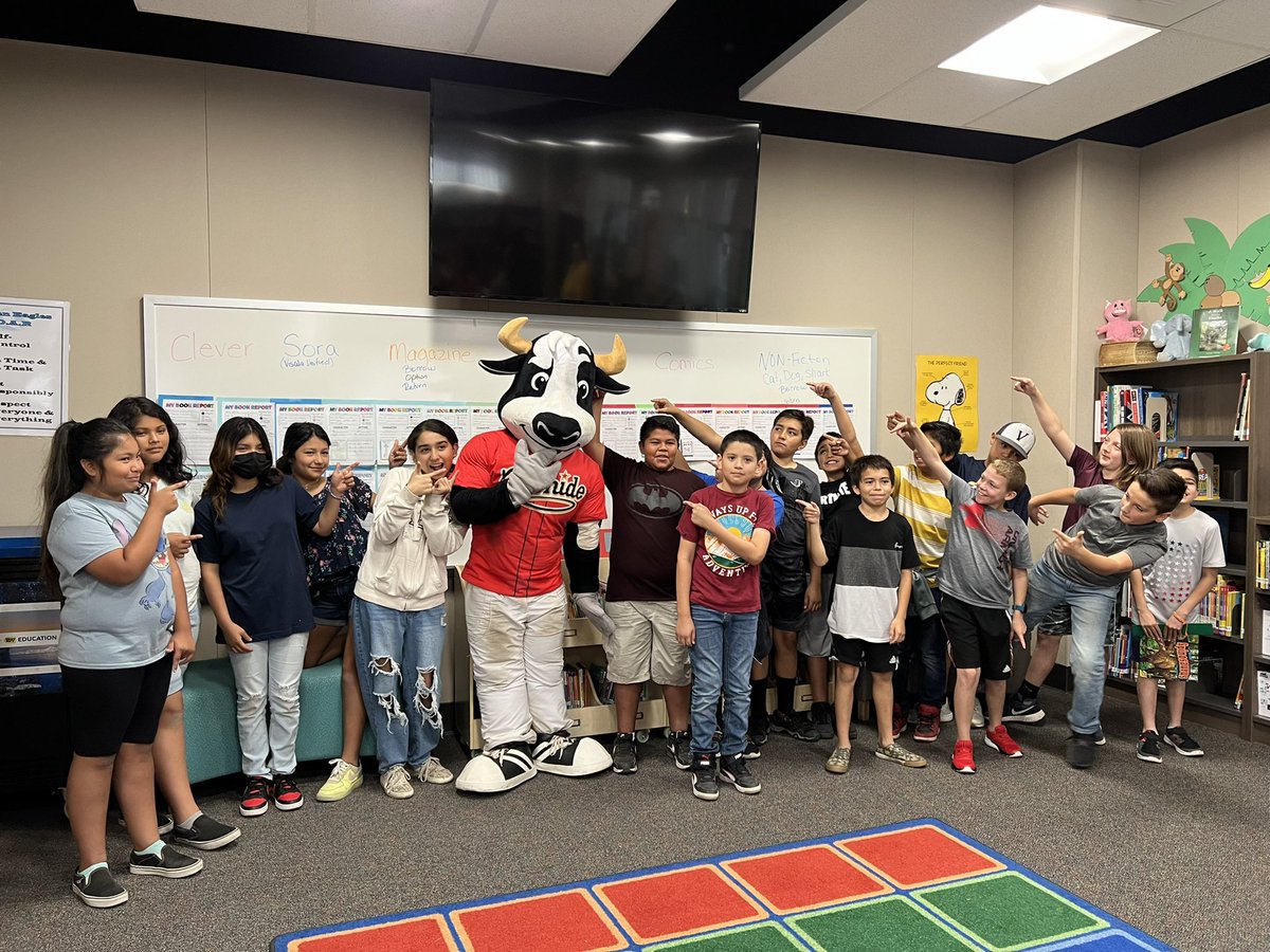 vusdlibraries's tweet photo. Tipper continues to make his rounds to elementary summer school sites this week. Here he is promoting a love of reading and the Rawhide Reader program at Goshen. Thank you again @VisaliaRawhide ! #VisaliaUSD #vusdlibraries https://t.co/yoAf8WpllM
