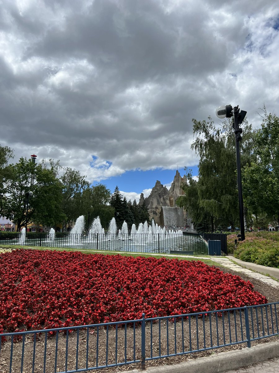 What a fantastic day for our DDW Graduates at Canada’s Wonderland!  Thank you to our awesome teachers for planning this year-end celebration.