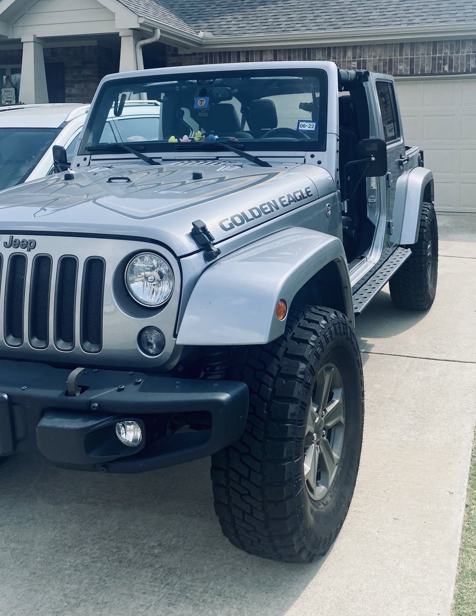 Bkgreen4682's tweet photo. It’s hot outside but Daisy doesn’t care. #jeeplife #jeep #NTJC https://t.co/M8H7LmbRpq