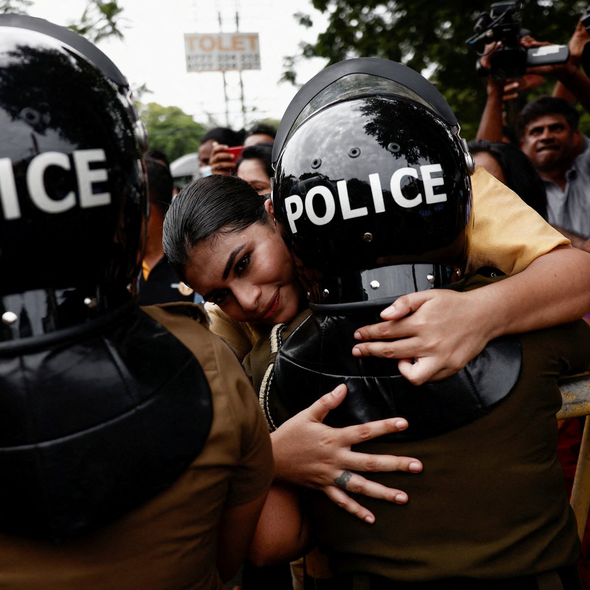 CGTNOfficial's tweet photo. Sri Lanka is suffering its worst economic crisis, with foreign exchange reserves at a record low and the island of 22 million struggling to pay for essential imports of food, medicine, and, most critically, fuel.
#CGTNAmerica https://t.co/QYcLsFNl24