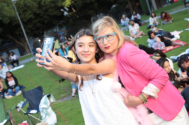 FIDM's tweet image. OMG, we are totally buggin&apos; over the outdoor screening of #clueless with Costume Designer Mona May! If you missed out on the fun, check out our saved &quot;Clueless&quot; highlight on Instagram.

#FIDMTotallyBuggin #FIDMLife #fidm #costumedesigner

Photos by Alex J. Berliner/ABImages.