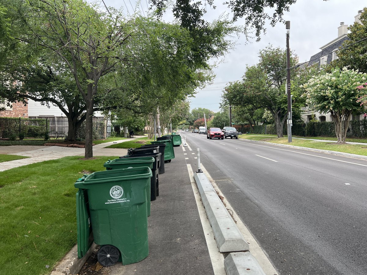 SergioChapa's tweet image. PSA: Bike lanes are for BIKES 🚴‍♂️ #HoustonProblems #BikesNotBombs