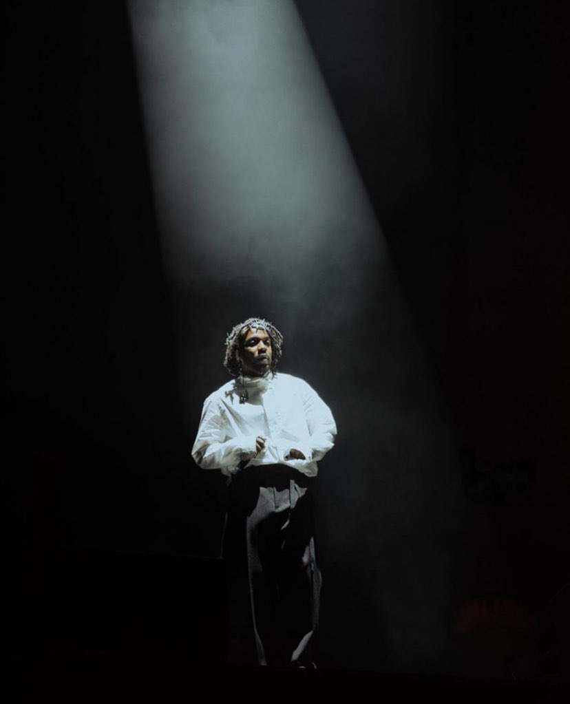 martinezdlll's tweet photo. Kendrick Lamar at the Glastonbury Festival.

📸: @eljaybriss (IG) https://t.co/KtYaZDVSUq