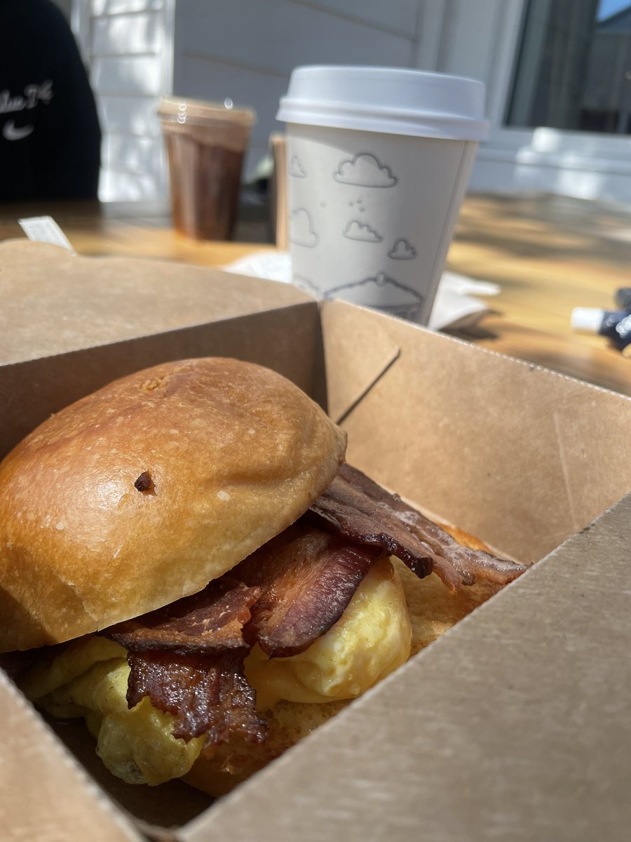 thetaralynch's tweet photo. Happy #FoodieMonday! Every week I try to hit as many local spots as possible! This week features #TheGrangeOutpost, #2ScoopsIceCream, The Mansion on Delaware Avenue, #Schneiders, Steam Whistle Brewing, @bostonpizza and @BlueJays ice cream! https://t.co/BZzzxih5qg