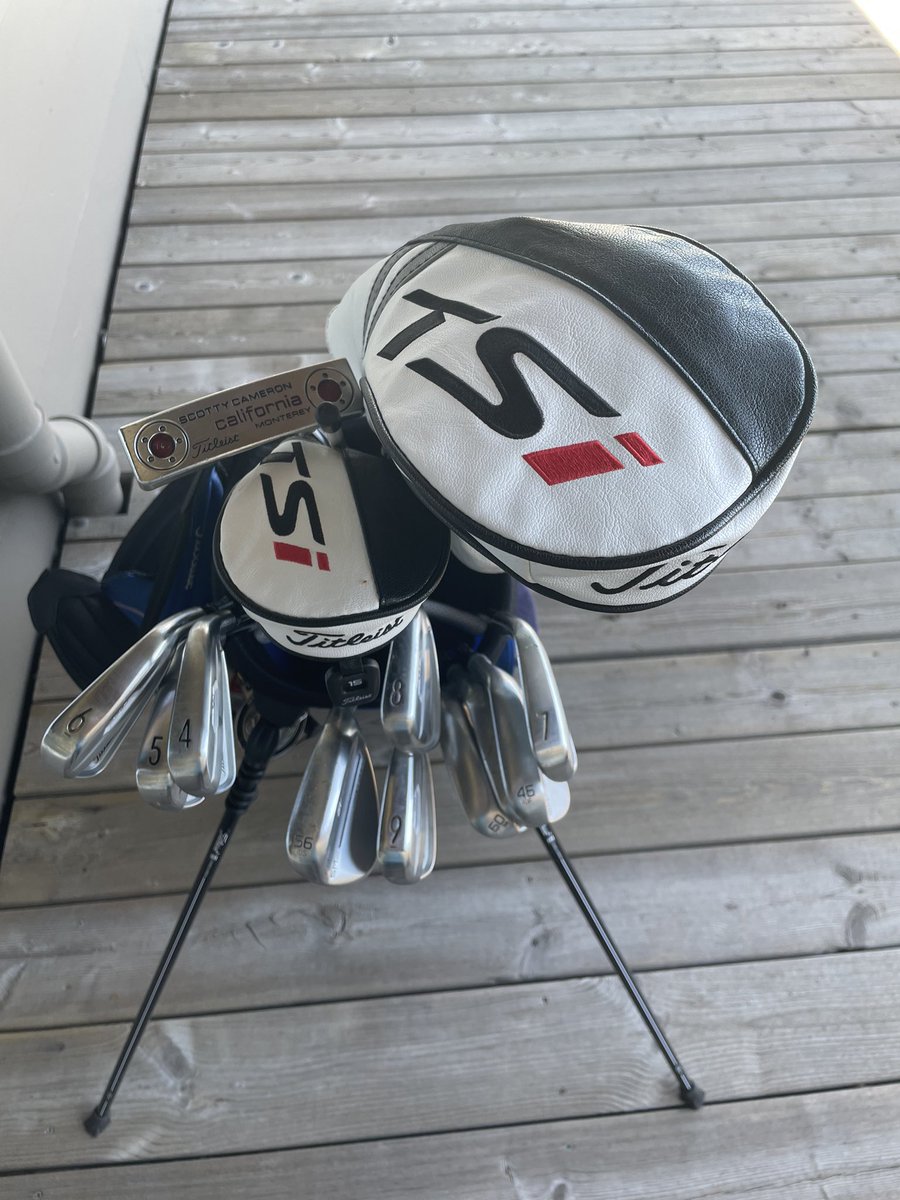 Former @VandyMGolf standout Harrison Ott is among the 50 or so Canada players who are missing their golf clubs because of Air Canada issues. Ott was able to Monday qualify anyways today, using a makeshift set and wearing a polo from the pro — with a Coors Light logo on it!