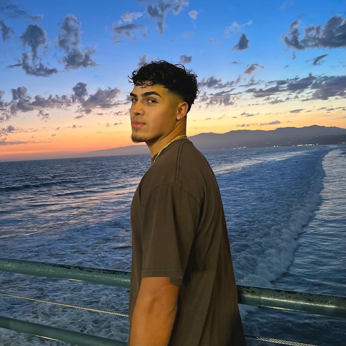 ericlaija's tweet photo. i’m way outta here, too far in the sky 🛸 https://t.co/djHfMEoqJK