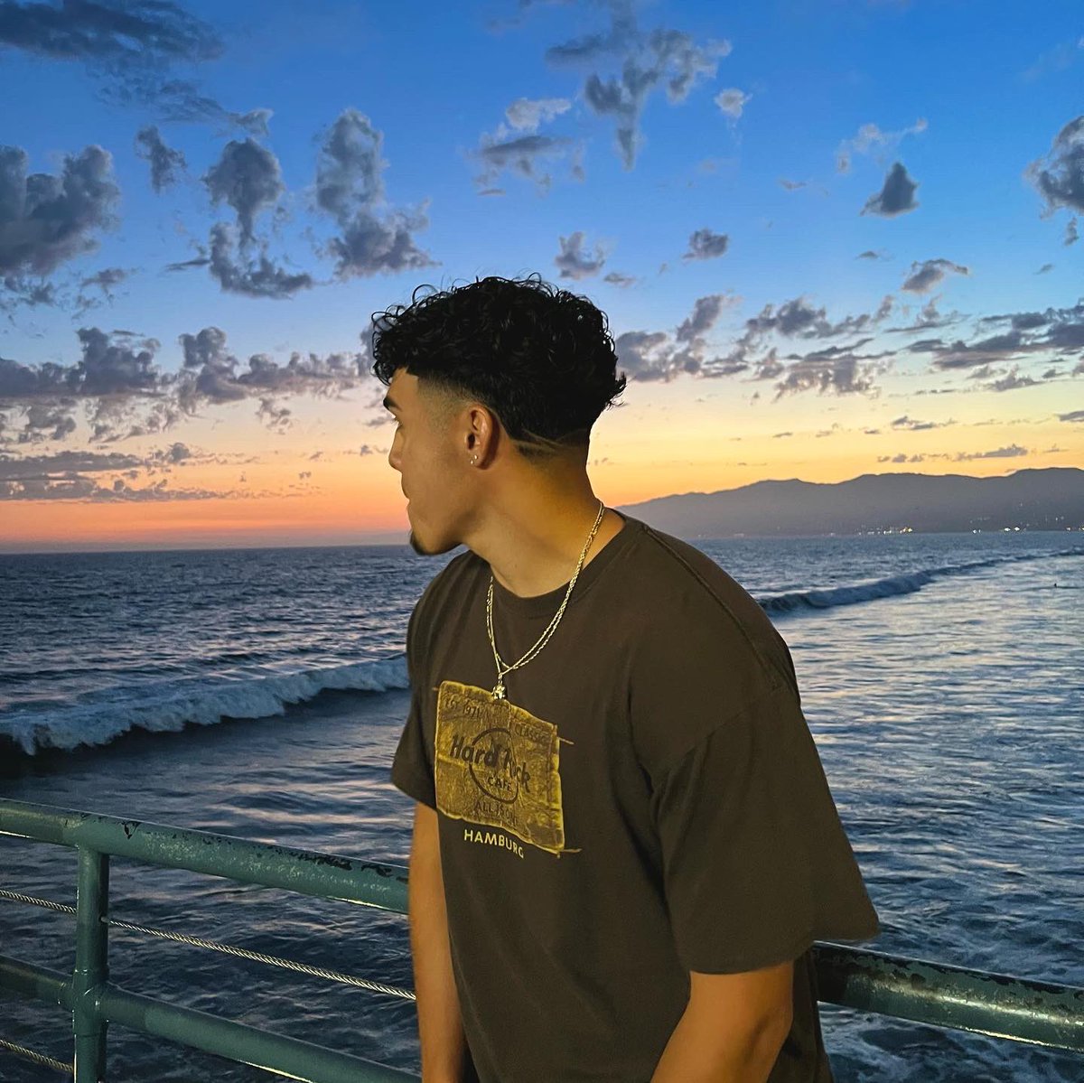 ericlaija's tweet photo. i’m way outta here, too far in the sky 🛸 https://t.co/djHfMEoqJK