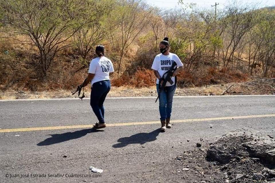 huriel2729's tweet photo. #ÚltimaHora| Un grupo conformado por mujeres se levantaron en armas como parte del movimiento de #Autodefensas de #Michoacán contra el Cártel Jalisco Nueva Generación (#CJNG). 
El grupo de al menos 40 mujeres, entre ellas algunas que están embarazadas.

F: Redes sociales https://t.co/ngjtuZNjYx