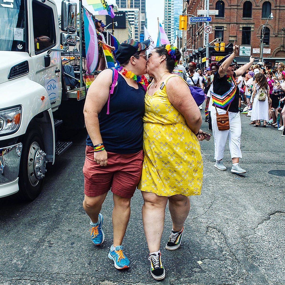 EduLimaPhoto2's tweet photo. People march in the #Pride parade, marking the return of in-person festivities for the annual #LGBTQ #celebration, in #Toronto, Sunday, June 26, 2022. 
-
For @cdnpress 
-
#onassignment #photojournalism #canadianpress #lifeintoronto #pride2022  #canada #lifeincanada  #loveislove https://t.co/mXXY0RaVcW