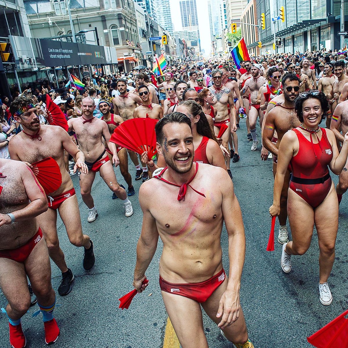 EduLimaPhoto2's tweet photo. People march in the #Pride parade, marking the return of in-person festivities for the annual #LGBTQ #celebration, in #Toronto, Sunday, June 26, 2022. 
-
For @cdnpress 
-
#onassignment #photojournalism #canadianpress #lifeintoronto #pride2022  #canada #lifeincanada  #loveislove https://t.co/mXXY0RaVcW