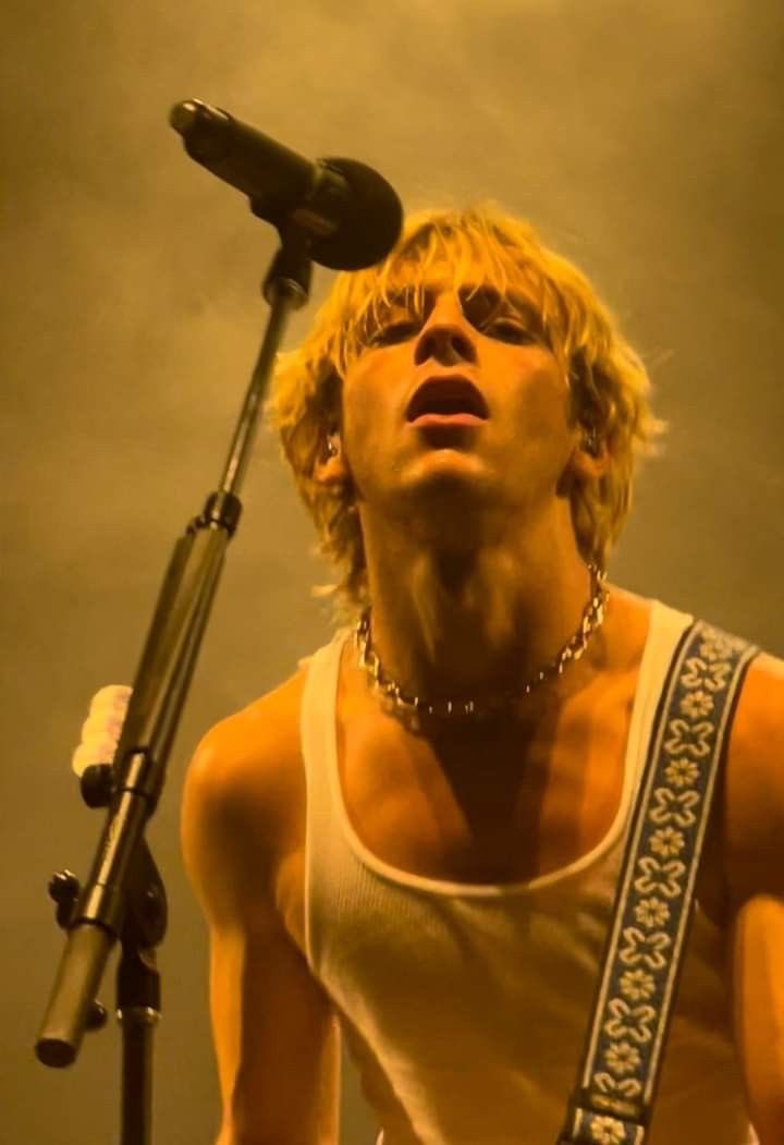 thinksross's tweet photo. ross lynch https://t.co/R9HumEW1Is