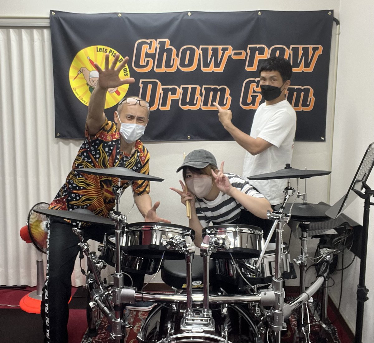 ChowrowG's tweet photo. 毎年恒例行事の「七夕さまを叩こう」今回も！
@piggies_asuka アッチャン達に叩きに来て頂きました。
ますます腕を上げてるじゃあないですか！ドラムが歌ってたぜぃ。
ありがとうございました😊
動画お楽しみに！
chowrow Drum Gym https://t.co/PAhMkJdEuy