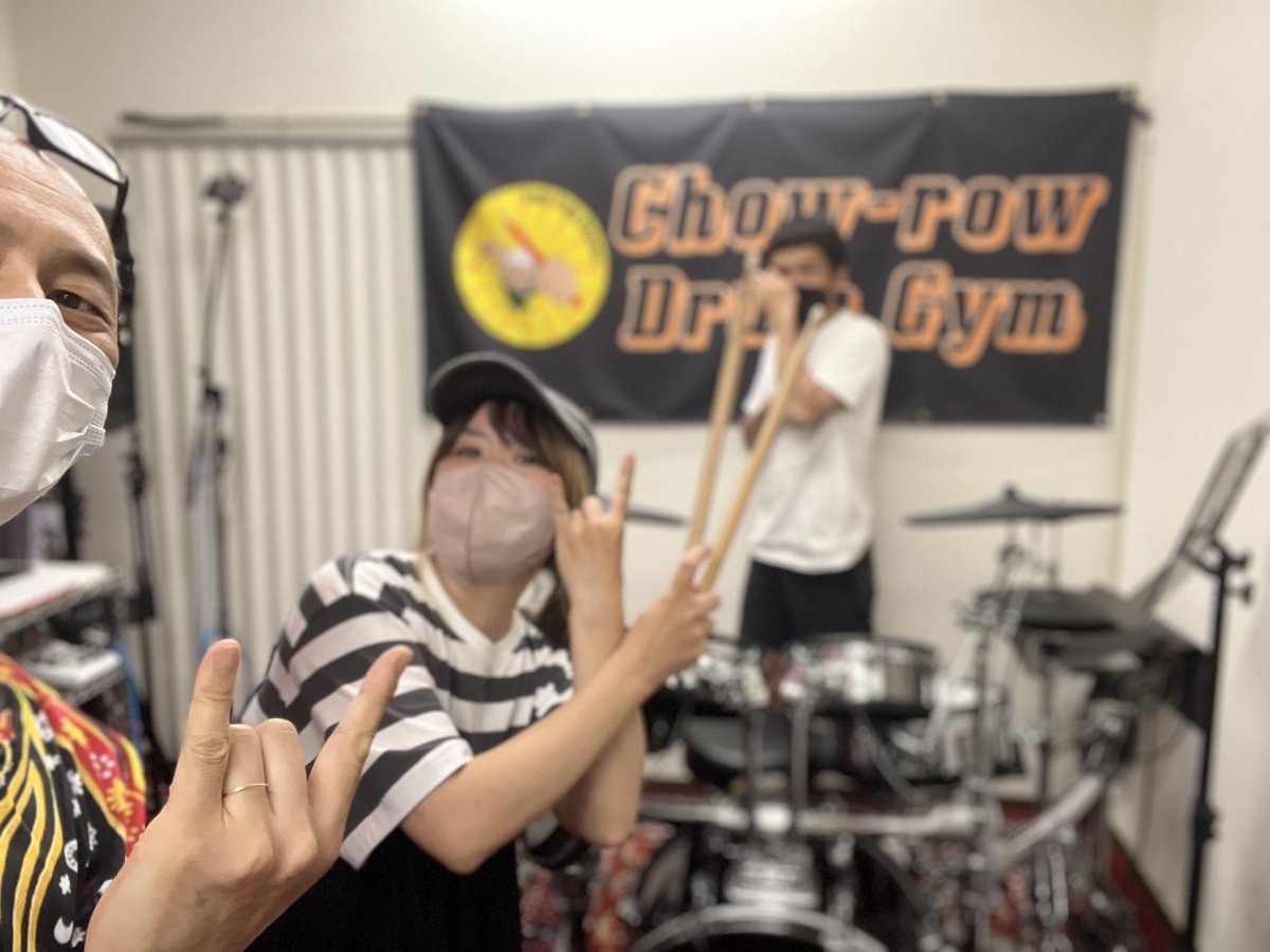 ChowrowG's tweet photo. 毎年恒例行事の「七夕さまを叩こう」今回も！
@piggies_asuka アッチャン達に叩きに来て頂きました。
ますます腕を上げてるじゃあないですか！ドラムが歌ってたぜぃ。
ありがとうございました😊
動画お楽しみに！
chowrow Drum Gym https://t.co/PAhMkJdEuy