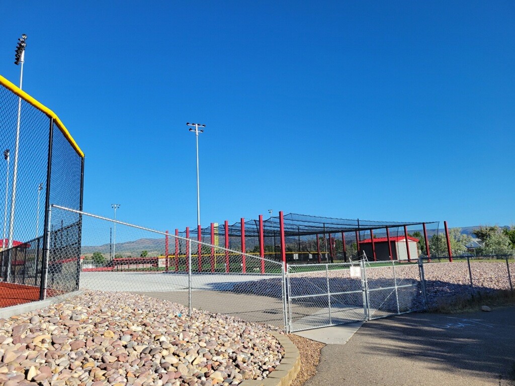 WesternFenceUT's tweet image. There's no fence too big or too small for Western fence Company. #baseballfence #backstops #dugoutfence #schoolfences #westernfenceco