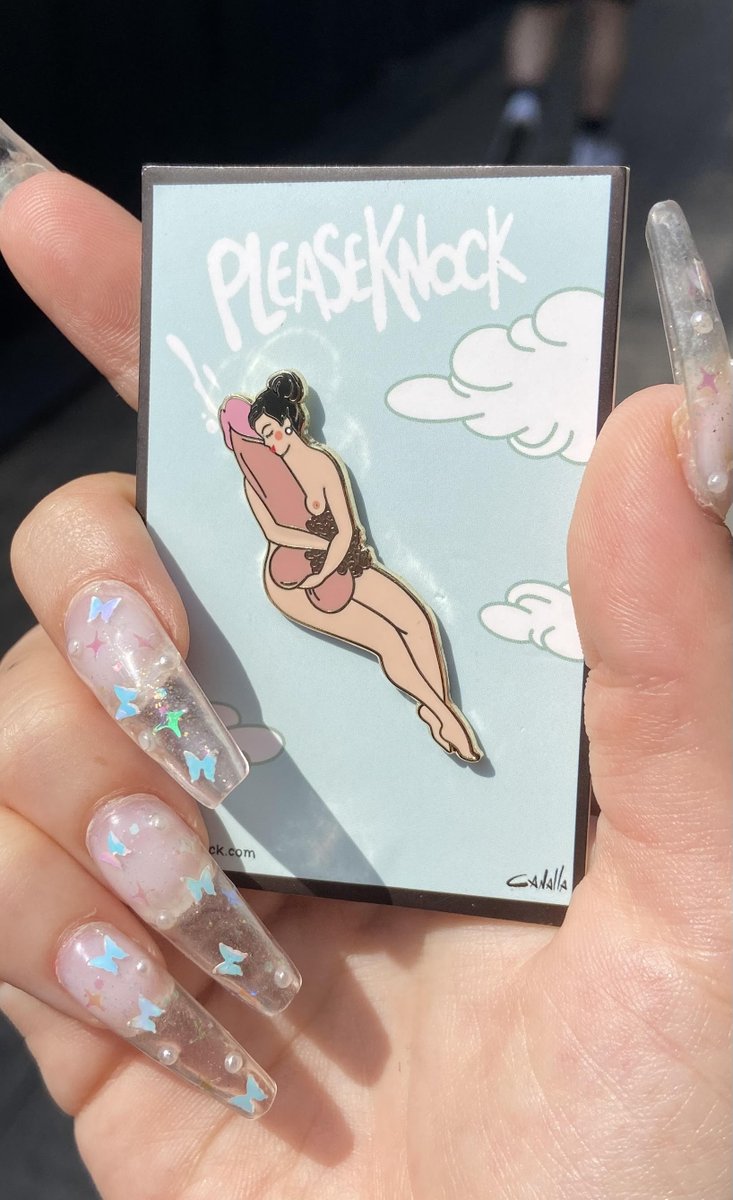 PleaseKnock is pleased to present our second enamel Pin 'HOLD ME', created in collaboration with the talented artist Germán Canalla. 
please-knock.com/collections/pi…