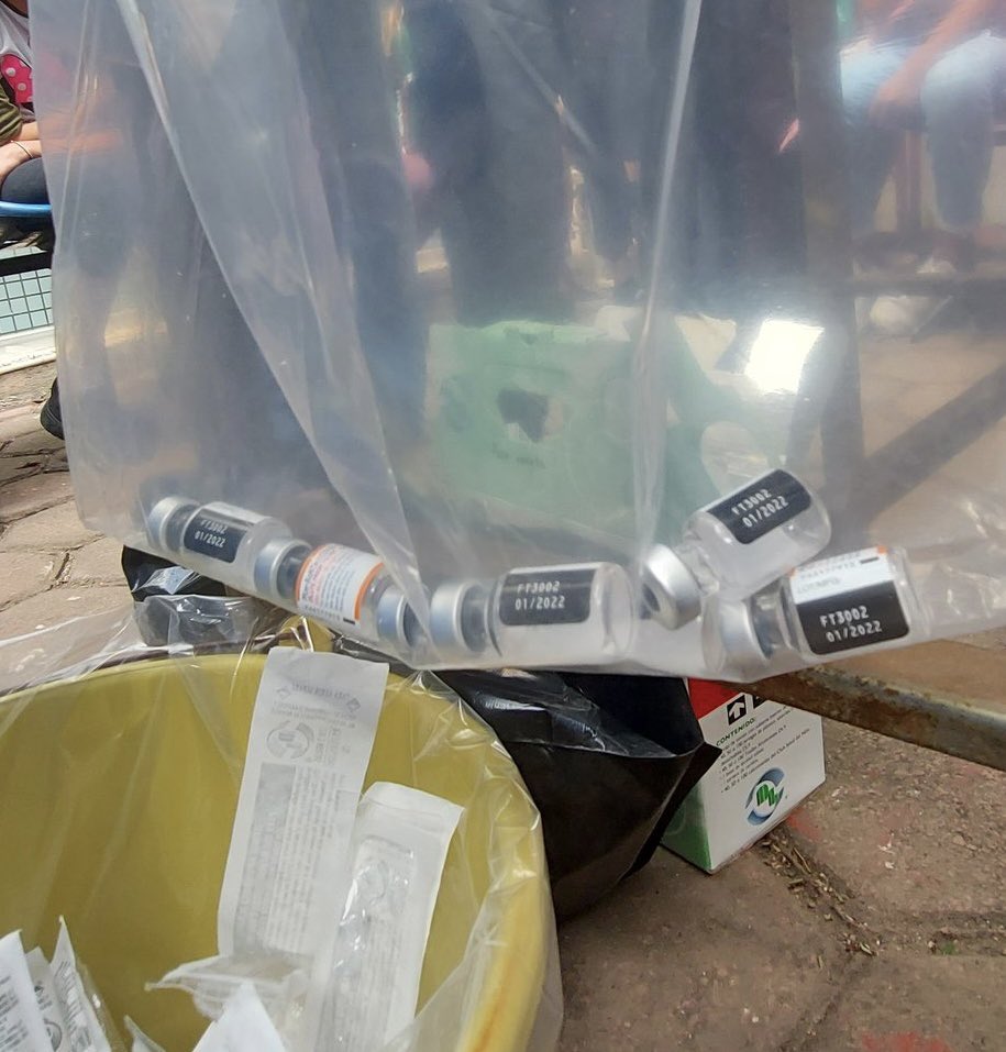 lximenezfyvie's tweet photo. He estado recibiendo mensajes de gente diciendo que las vacunas pediátricas de Pfizer que se están aplicando están caducas.

🙏🏼No propaguen rumores.

⚠️Las dosis NO ESTÁN CADUCAS.

La fecha en el vial es de fabricación, la caducidad es 9 meses más tarde.

Vacunen a sus pequeños💉 https://t.co/Hkz0WUr0lW