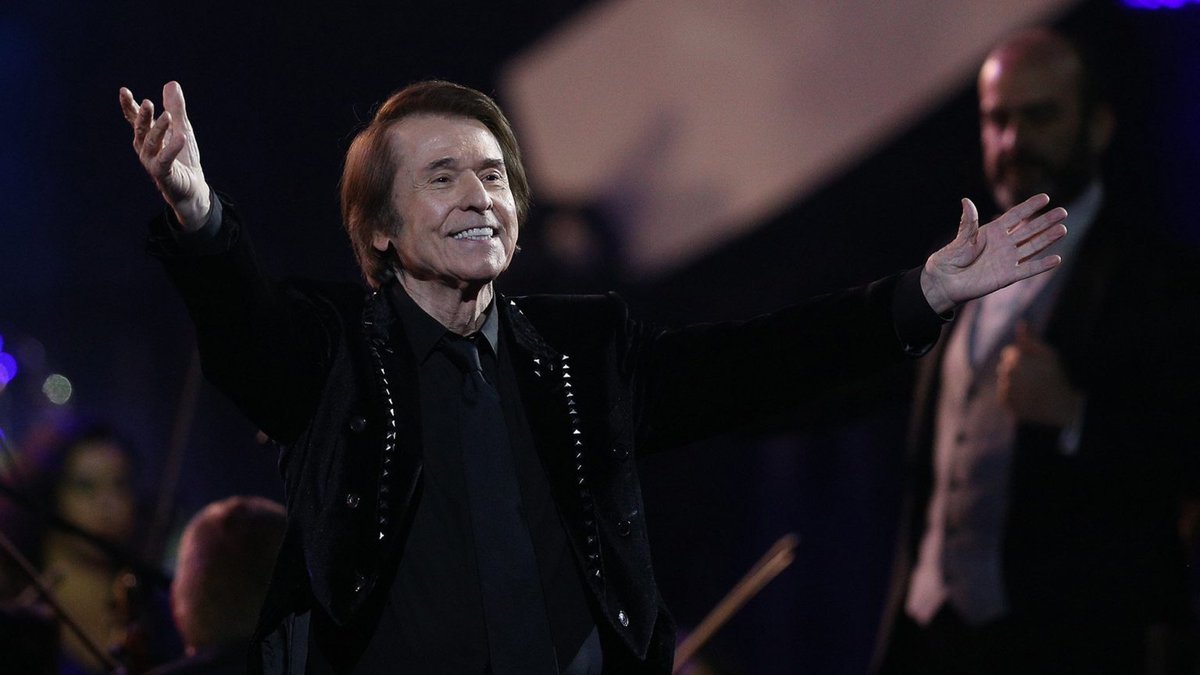 NuestroRaphael_'s tweet photo. .@RAPHAELartista habla con @ElFarodeMelilla . Entrevista de hace unos días. #Raphael #Raphael60 #Raphaeltour60 
https://t.co/4cjDf7sqlQ https://t.co/o8Ltkd1Cdn