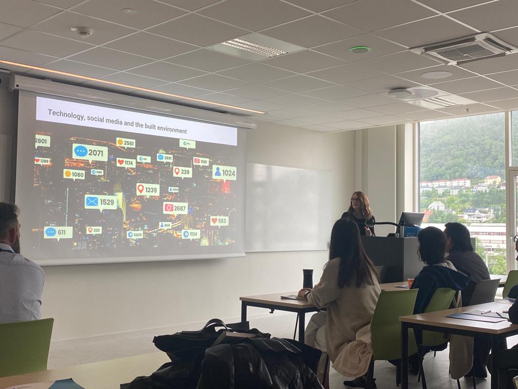GustavoMaldG's tweet photo. ๐๏ธ๐My research with Professor @SophiaPsarra was presented at the SS13 in Bergen, Norway. Despite no longer working in academia, it is always gratifying to share knowledge of a research done in the field of cities and social media data.
#SpaceSyntaxBergen #cities #datascience https://t.co/yBWuanX0bq