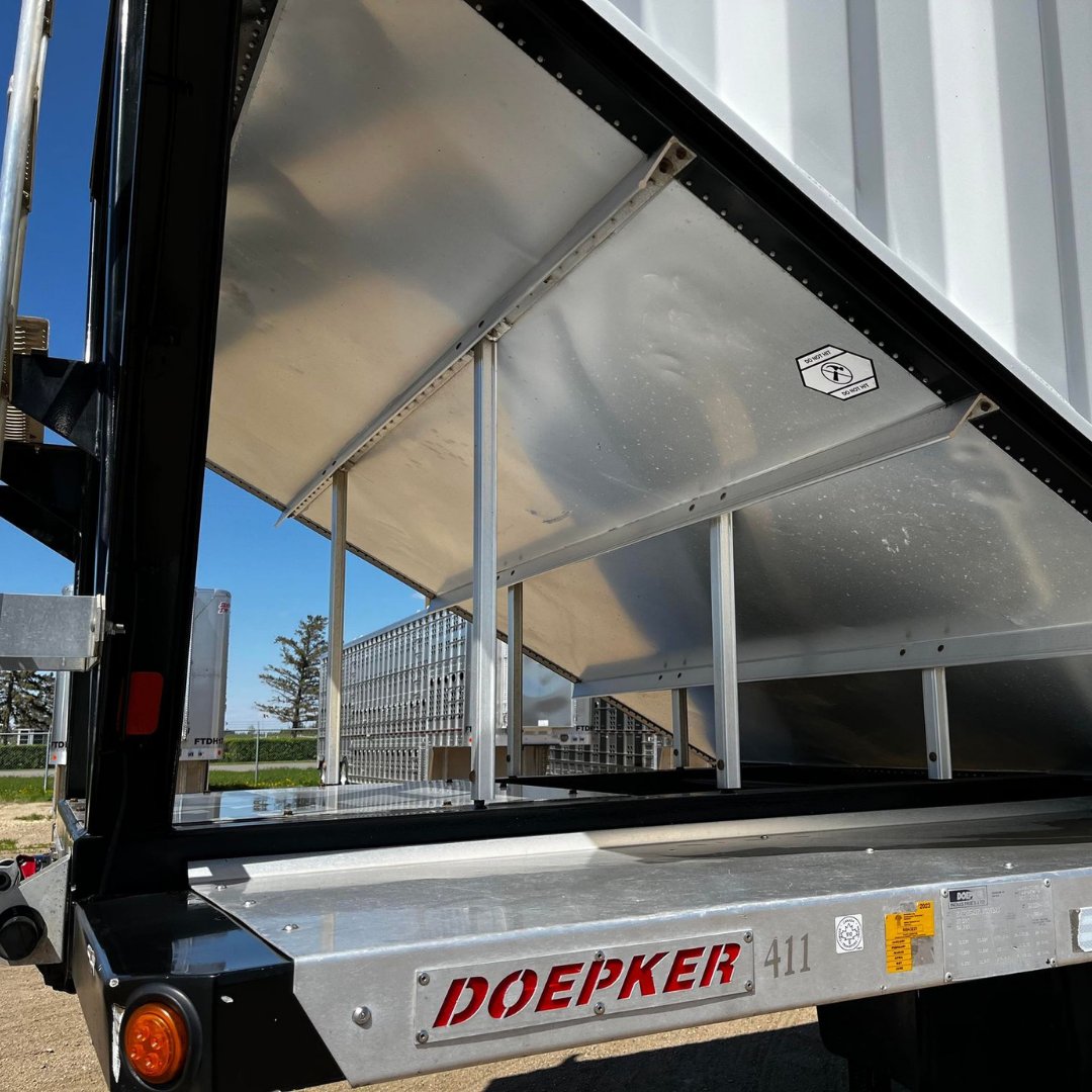 GWtrailer's tweet photo. Thanks to our customer, Levi B, for sending these photos of one of our @wilsontrailers all scrubbed up looking shiny and new for @canadasfarmshow!
#moosejaw #yxe #winkler #saskag #CanadasFarmShow #CFS22 #wilsontrailers https://t.co/AOR2X5kdI5