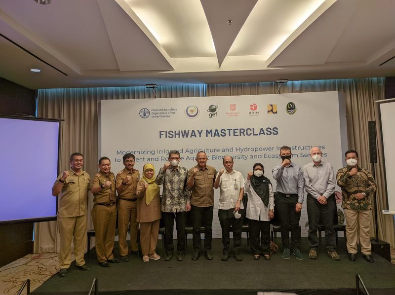 InlandFishRG's tweet image. Dr @leebaumgartner is currently training 50 Indonesian government and business professionals how to implement more sustainable #riverdevelopment projects as part of the fish 🐟 #passage masterclass. The work is supported by @ACIARAustralia, @CrawfordFund and @FAO_Inland_Fish.