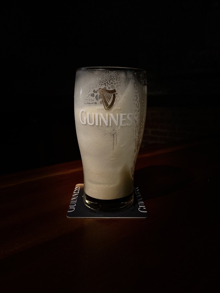 Fagal12's tweet photo. At least the Pint of @GuinnessIreland can brighten up your Summer 🇮🇪
#GUİNNESS #TheCastleBar #Tralee #Kerry #Ireland #cream #WildAtlanticWay https://t.co/qwSC5Qrzzp