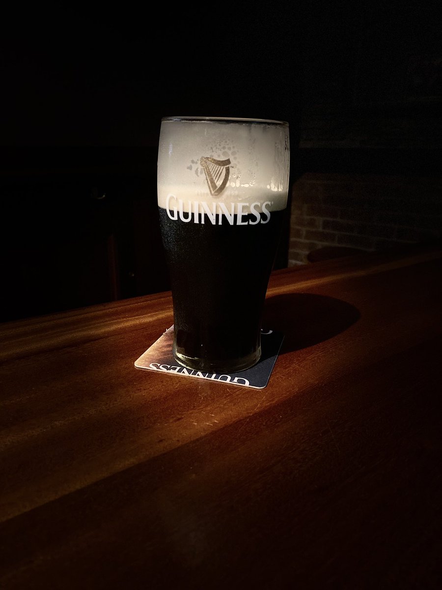 Fagal12's tweet photo. At least the Pint of @GuinnessIreland can brighten up your Summer 🇮🇪
#GUİNNESS #TheCastleBar #Tralee #Kerry #Ireland #cream #WildAtlanticWay https://t.co/qwSC5Qrzzp