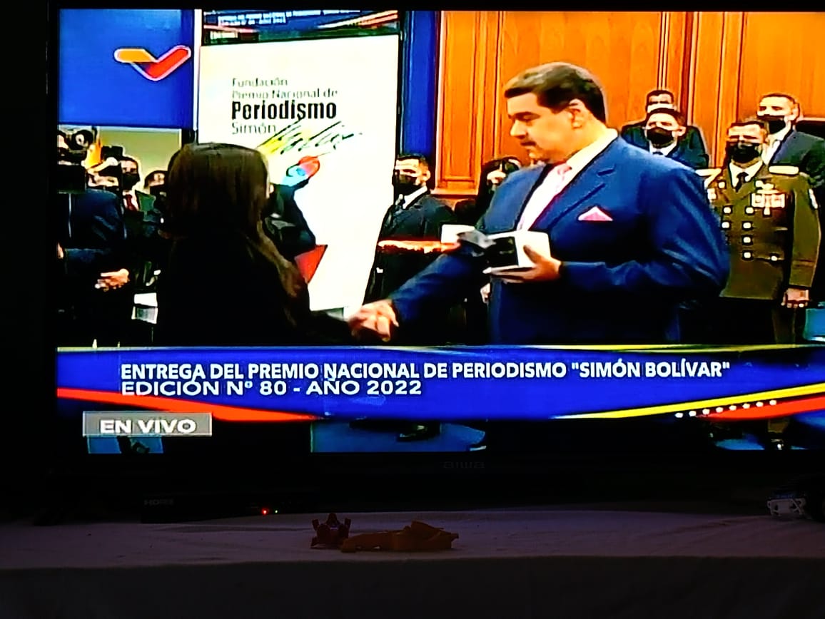 Enina4F_'s tweet photo. Hoy celebramos tu triunfo amiga y camarada @OrlenysOV toda la #TropaDigital se enorgullece al verte recibir por primera vez en Venezuela el #PremioNacionalDePeriodismo mención #Twuiter felices por ti, mereces este y muchos éxitos más, un abrazo inmenso, que Dios te bendiga 🥳 https://t.co/f3hXba4Yv8